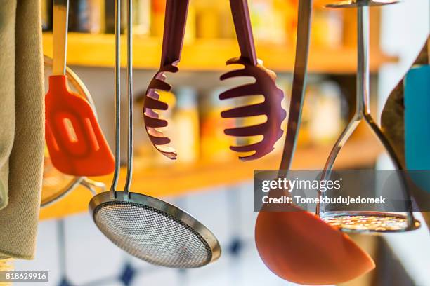 kitchen - keukengerei afdeling stockfoto's en -beelden