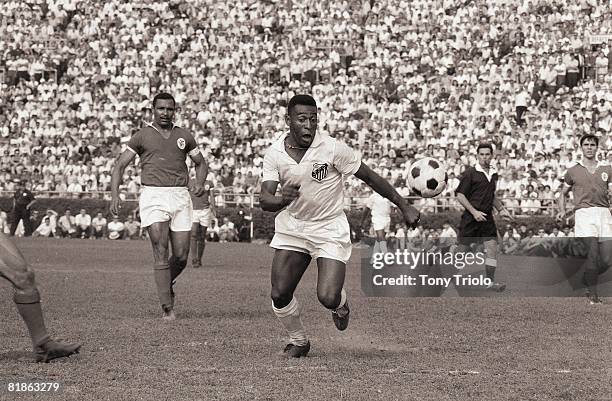 Soccer: US Cup of Champions, Santos F,C, Pele in action vs S,L, Benfica at Randall's Island, New York, NY 8/21/1966