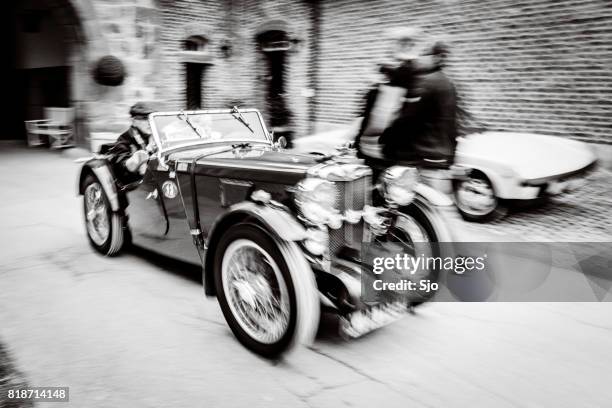 vintage britische sportwagen, schnelles fahren - 1920 car stock-fotos und bilder