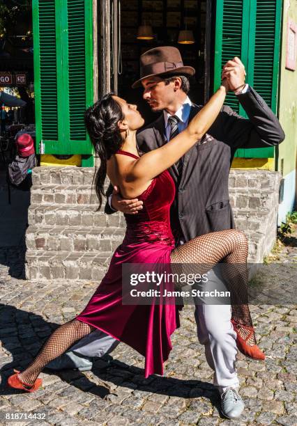 street tango dancers in front of a bar on the corner of el caminito, la boca, buenos aires, (birthplace of the tango), argentina (model released) - tango black stock-fotos und bilder