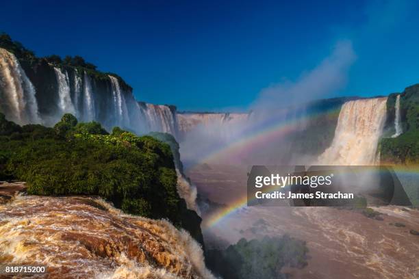 view up to the back of the garganta del diablo (devil's throat), iguazu falls (unesco world heritage site), double rainbow in centre, from brazilian side, iguazu, brazil - dubbel regnbåge bildbanksfoton och bilder