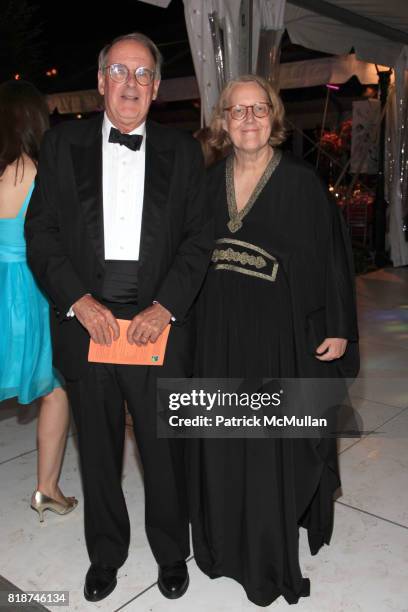 Jonathan F. Fanton and Cynthia Fanton attend Wildlife Conservation Society Spring 2010 Gala "Flight of Fancy" at Central Park Zoo on June 10, 2010 in...
