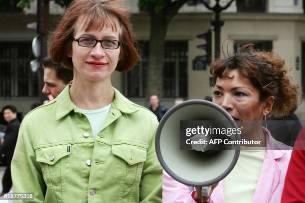 Deux transexuels -Camille, devenu femme après opération, et Benito qui se fait appeler Monica et se revendique femme, participent à une manifestation...