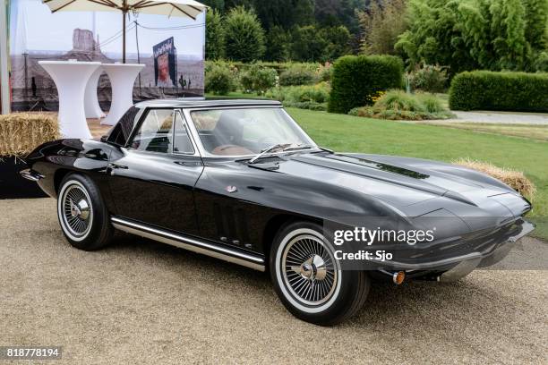 voiture de sport chevrolet corvette c2 stingray convertible classique - chevrolet corvette photos et images de collection