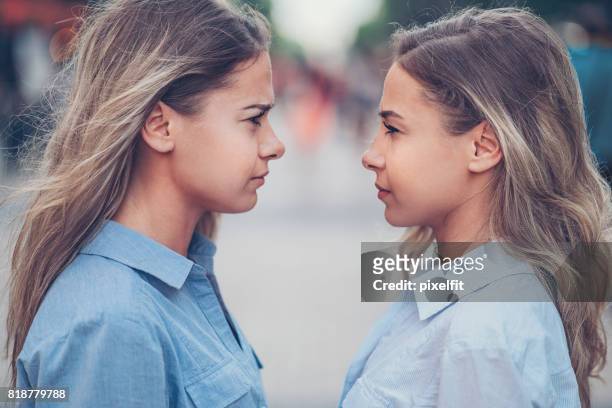 boos zusters - rivaliteit stockfoto's en -beelden