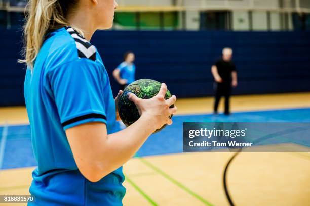 female handball player holding ball - andebol imagens e fotografias de stock