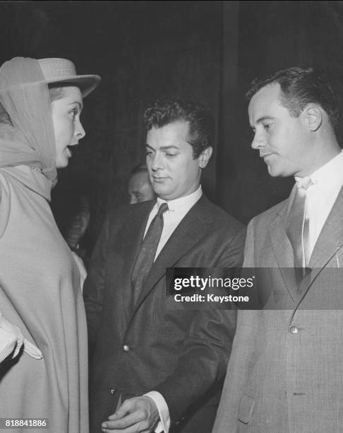 Married American actors Tony Curtis and Janet Leigh with friend and fellow actor Jack Lemmon , circa 1955.