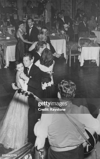 British actress Vivien Leigh dancing with actor Danny Kaye at the Cafe de Paris, London, 12th July 1951.