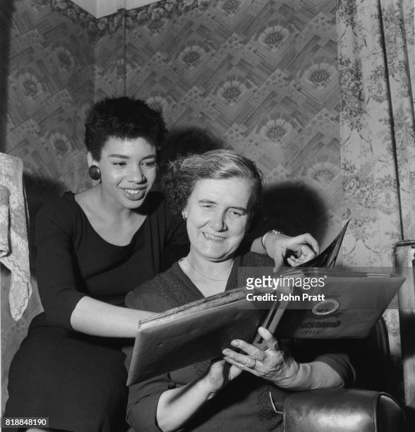 Welsh singer Shirley Bassey at home with her mother Eliza in Tiger Bay, Cardiff, Wales, 1955.