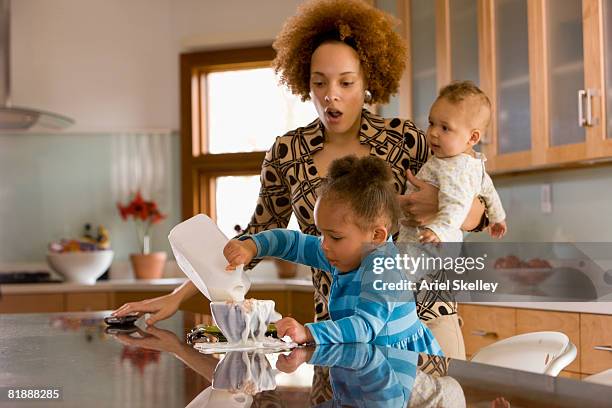 single mother getting kids ready in the morning. - milk family stockfoto's en -beelden