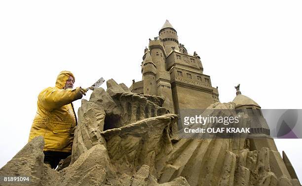 Carver Rich Farano is constructing his sand sculpture of a fairytale castle, on Jyly 10, 2008 in Noordwijk. On Sunday 13 July the European Sand...