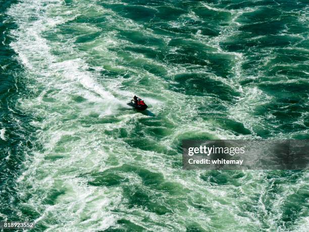 jet-skifahrer im kielwasser des schiffes - kielwasser stock-fotos und bilder