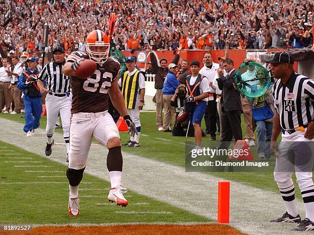 Tight end Steve Heiden of the Cleveland Browns high steps into the endzone for a 21-yard touchdown in the third quarter of a game with the...