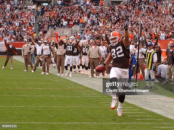 Tight end Steve Heiden of the Cleveland Browns high steps into the endzone for a 21-yard touchdown in the third quarter of a game with the...