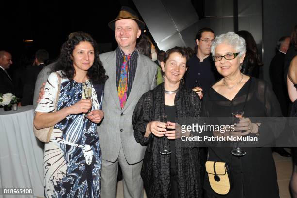Tasha Amini, Bob Smith, Frances Morris and Liliana Porter attend AMERICAN PATRONS of TATE Artists' Dinner at Hearst Tower on May 4th, 2010 in New...