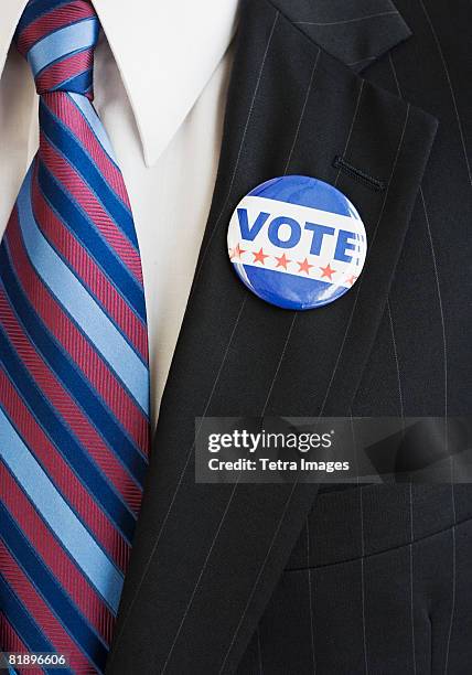vote pin on man?s lapel - lapel 個照片及圖片檔