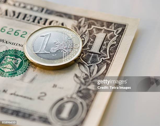 close up euro coin and us dollar - eén dollar amerikaanse dollar stockfoto's en -beelden