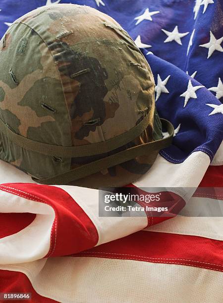 military helmet on american flag - soldatenhelm stockfoto's en -beelden