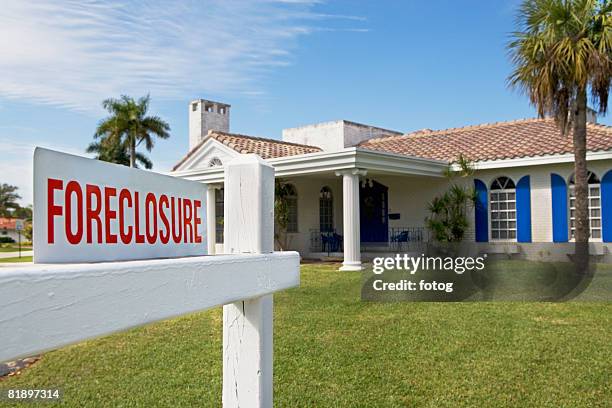 foreclosure sign, real estate - pantövertagande bildbanksfoton och bilder