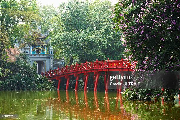 the huc bridge,hoan kiem lake - hoan kiem lake photos et images de collection