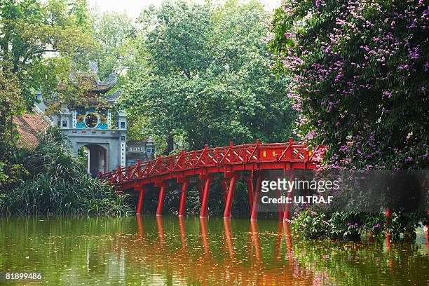 the huc bridge,hoan kiem lake - hanoi stockfoto's en -beelden