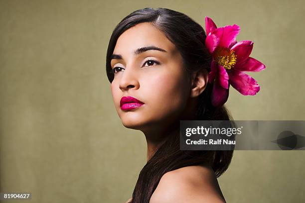 woman with flower in hair - magenta stockfoto's en -beelden