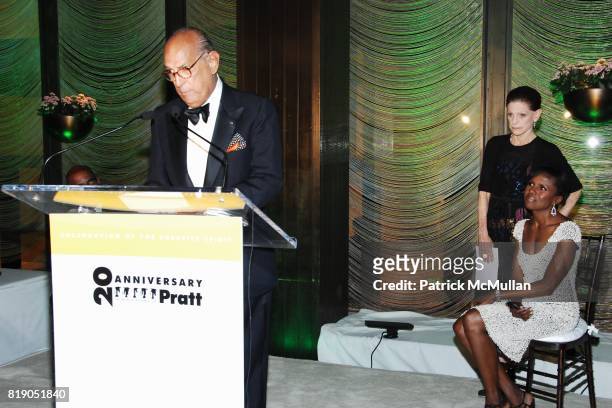 Oscar de la Renta, Annette de la Renta, Deborah Roberts attend PRATT'S 20th Anniversary of Black Alumni "A Celebration of the Creative Spirit" at The...