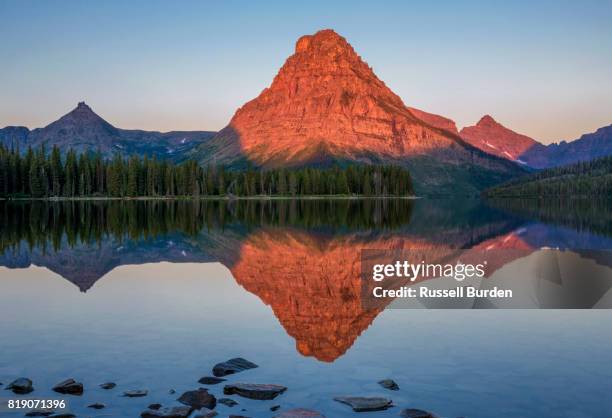 glacier national park - two medicine lake montana photos et images de collection