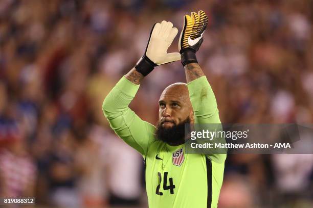 Tim Howard of United States of America celebrates after Omar Gonzalez of scored a goal to make it 1-0during the 2017 CONCACAF Gold Cup Quarter Final...