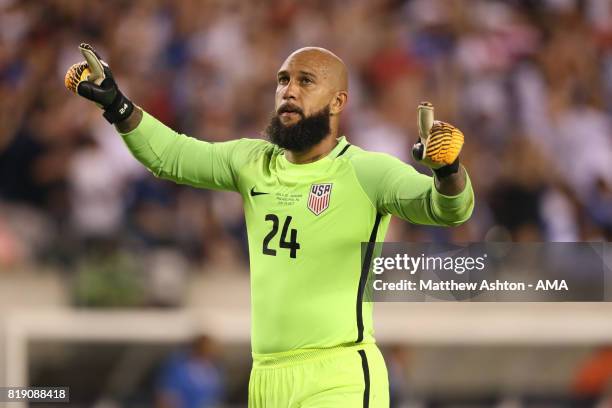 Tim Howard of United States of America celebrates after Omar Gonzalez of scored a goal to make it 1-0during the 2017 CONCACAF Gold Cup Quarter Final...