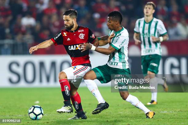 Diego of Flamengo struggles for the ball with Tche Tche of Palmeiras during a match between Flamengo and Palmeiras as part of Brasileirao Series A...