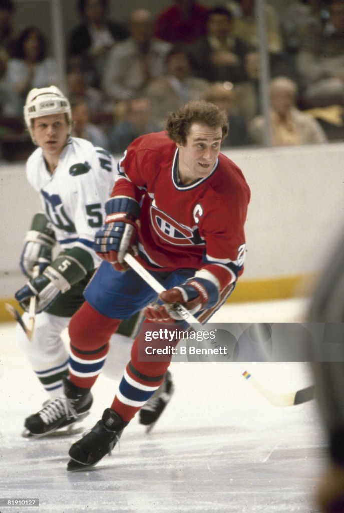 Bob Gainey Passes Mark Howe