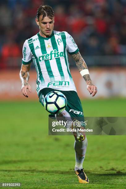 Roger Guedes of Palmeiras controls the ball during a match between Flamengo and Palmeiras as part of Brasileirao Series A 2017 at Ilha do Urubu...