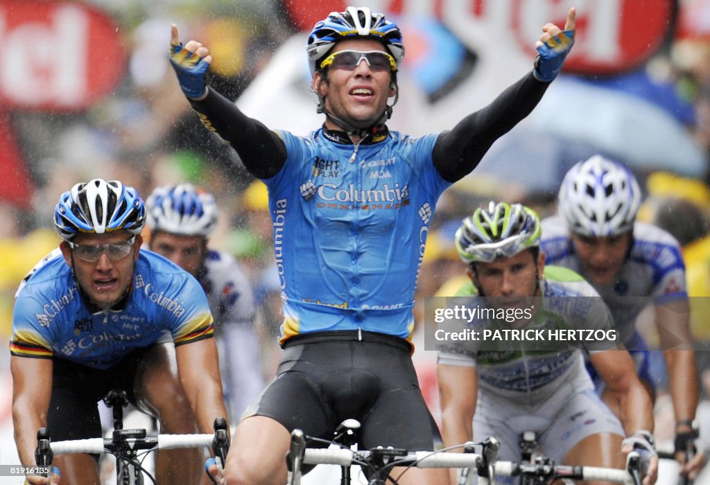 Britain's Mark Cavendish (C) (Columbia -