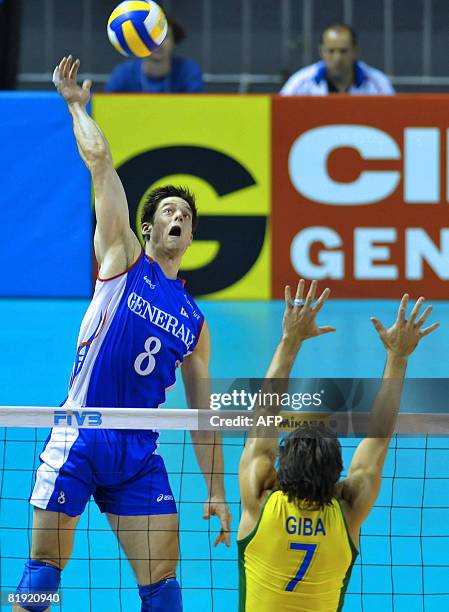 France's Moreau and Brazil's Giba during their Volleyball World League fifth round match in Belo Horizonte, Brazil on July 13, 2008. AFP PHOTO Pedro...