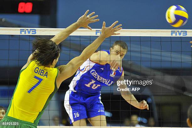 France's Stephane Tolar and Brazil's Giba during their Volleyball World League fifth round match in Belo Horizonte, Brazil on July 13, 2008. AFP...