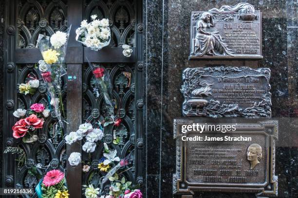 fresh flowers every day cover the vault of eva peron's duarte family where she is buried in la recoleta cemetery, considered one of the most beautiful in the world, which lies right in the heart of the city, buenos aires, argentina - evitar stock-fotos und bilder