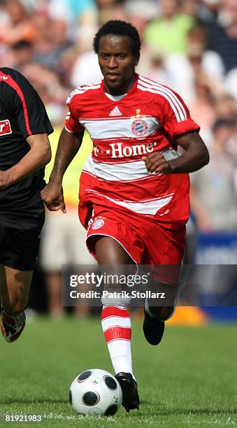 Ze Roberto of Munich runs with the ball during a friendly match between SV Lippstadt 08 and FC Bayern Munich at the 'Am Waldschloesschen' stadium on...