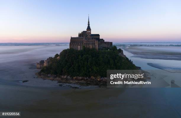 vue aérienne du mont saint-michel au lever du soleil - vue du sol stock pictures, royalty-free photos & images