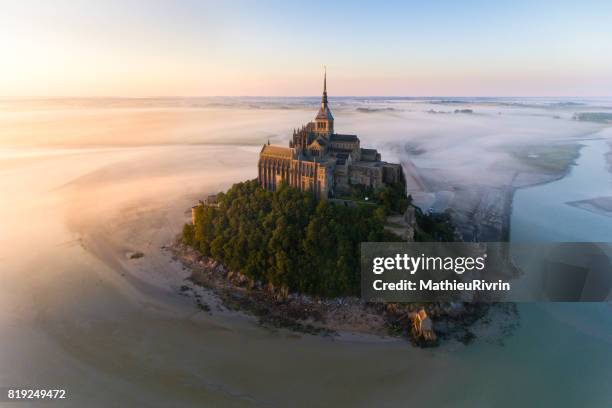 vue aérienne du mont saint-michel au lever du soleil - ユネスコ世界遺産 ストックフォトと画像