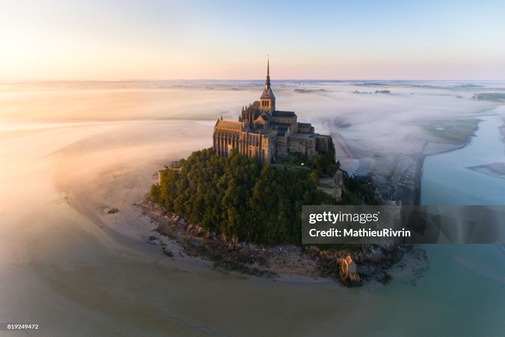 Vue aérienne du Mont Saint-Michel au lever du soleil