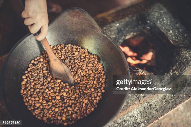 velha maneira tradicional de torrefação de café em grão cru pegando fogo - café civeta - fotografias e filmes do acervo