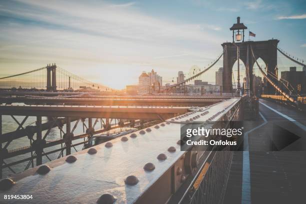 brooklyn bridge en manhattan bridge bij zonsopgang, new york city - brooklyn new york stockfoto's en -beelden