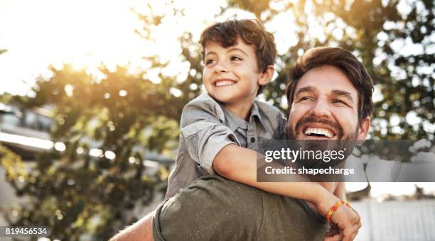 se necesita una persona especial para ser papá - padre e hijo fotografías e imágenes de stock