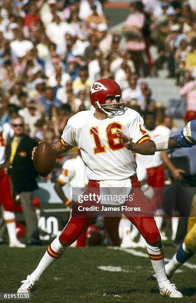 Quarterback Len Dawson of the Kansas City Chiefs sets up to pass in a 20-14 win over the San Diego Chargers on October 29, 1972 in San Diego,...