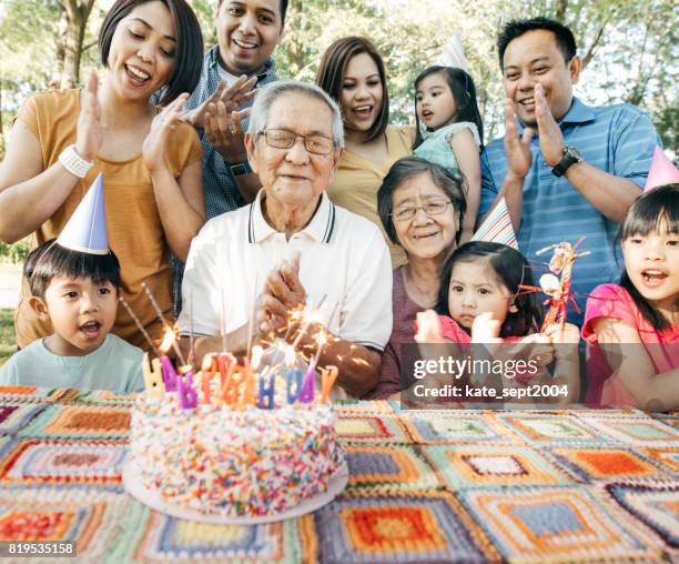 一緒に誕生日を祝う家族 - フィリピン人 ストックフォトと画像