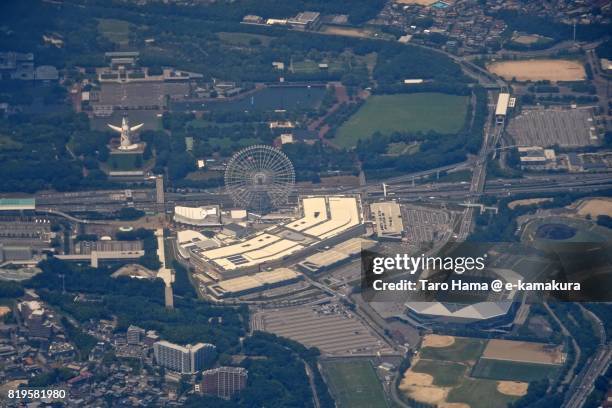 osaka expo’70 commemorative park daytime aerial view from airplane - suita osaka stockfoto's en -beelden