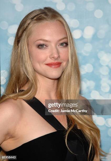 Actress Amanda Seyfried attends the premiere of "Mamma Mia!" at the Ziegfeld Theatre on July 16, 2008 in New York City.