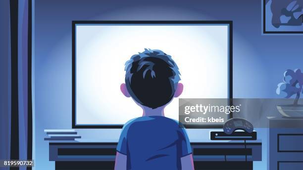 stockillustraties, clipart, cartoons en iconen met jongetje staren op tv bij nacht - televisie kijken
