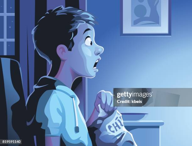 ilustraciones, imágenes clip art, dibujos animados e iconos de stock de niño viendo la televisión tarde en la noche - tentempié salado